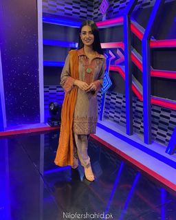 Sarah Khan feet photo thumbnail