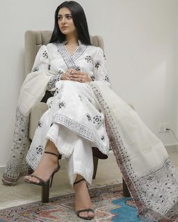 Sarah Khan feet photo thumbnail