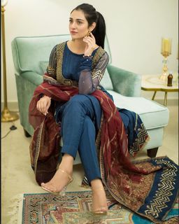 Sarah Khan feet photo thumbnail