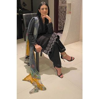 Sarah Khan feet photo thumbnail