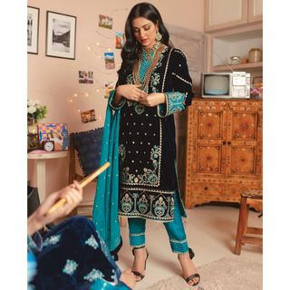 Sarah Khan feet photo thumbnail