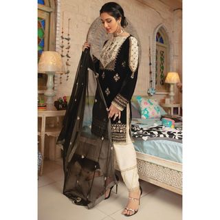 Sarah Khan feet photo thumbnail