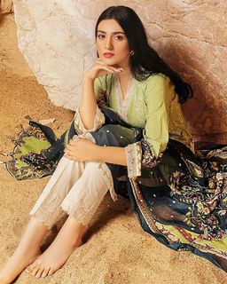 Sarah Khan feet photo thumbnail