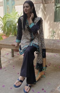 Sarah Khan feet photo thumbnail