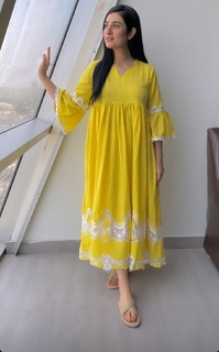 Sarah Khan feet photo thumbnail