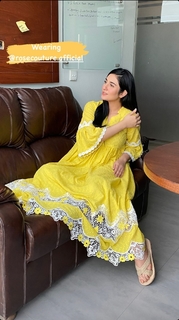 Sarah Khan feet photo thumbnail