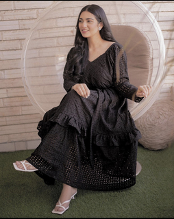 Sarah Khan feet photo thumbnail