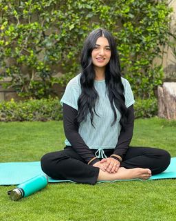 Sarah Khan feet photo thumbnail