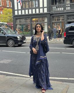 Sarah Khan feet photo thumbnail