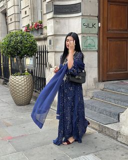 Sarah Khan feet photo thumbnail