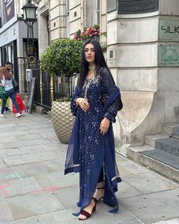 Sarah Khan feet photo thumbnail