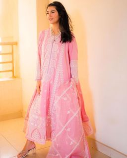 Sarah Khan feet photo thumbnail