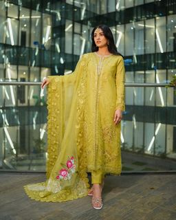 Sarah Khan feet photo thumbnail