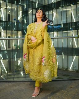 Sarah Khan feet photo thumbnail