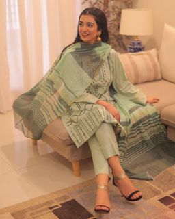 Sarah Khan feet photo thumbnail