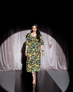 Sarah Khan feet photo thumbnail