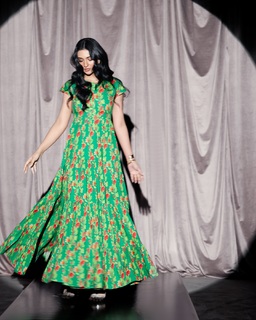 Sarah Khan feet photo thumbnail