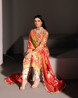 Sarah Khan feet photo thumbnail