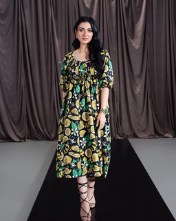 Sarah Khan feet photo thumbnail