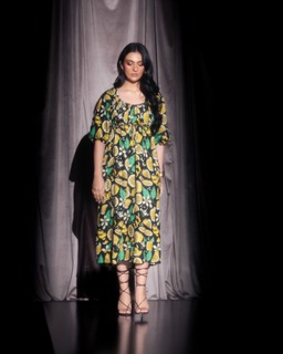 Sarah Khan feet photo thumbnail