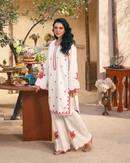 Sarah Khan feet photo thumbnail