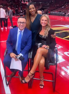 Sarah Kustok feet photo 2