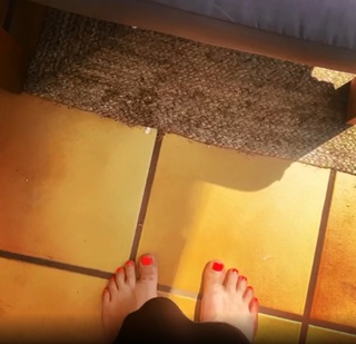 Sarah Kuttner feet photo 12