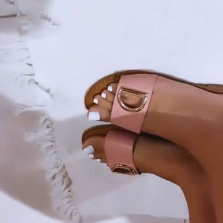 Sarah Lopez feet photo 4