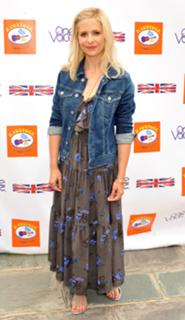 Sarah Michelle Gellar feet photo thumbnail