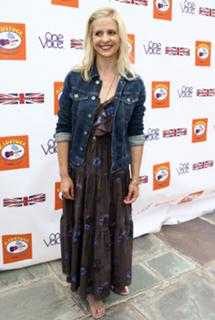 Sarah Michelle Gellar feet photo thumbnail