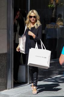 Sarah Michelle Gellar feet photo thumbnail