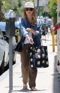 Sarah Michelle Gellar feet photo thumbnail