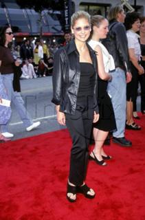 Sarah Michelle Gellar feet photo thumbnail