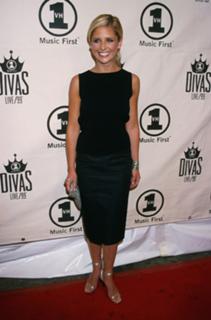 Sarah Michelle Gellar feet photo thumbnail