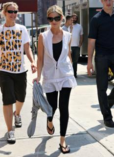 Sarah Michelle Gellar feet photo thumbnail