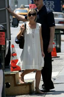 Sarah Michelle Gellar feet photo thumbnail