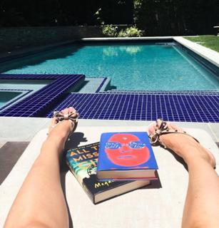 Sarah Michelle Gellar feet photo thumbnail