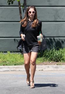 Sarah Michelle Gellar feet photo thumbnail