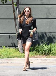 Sarah Michelle Gellar feet photo thumbnail