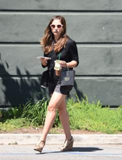 Sarah Michelle Gellar feet photo thumbnail