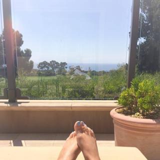 Sarah Michelle Gellar feet photo thumbnail
