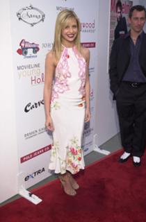Sarah Michelle Gellar feet photo thumbnail