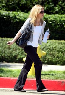 Sarah Michelle Gellar feet photo thumbnail