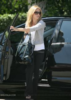 Sarah Michelle Gellar feet photo thumbnail