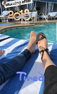 Sarah Michelle Gellar feet photo thumbnail