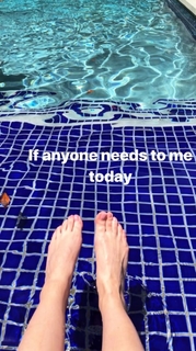 Sarah Michelle Gellar feet photo thumbnail