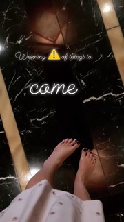 Sarah Michelle Gellar feet photo thumbnail