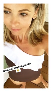Sarah Michelle Gellar feet photo thumbnail