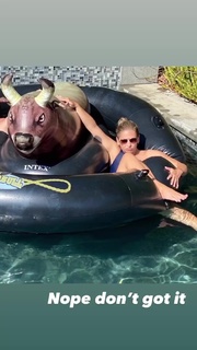 Sarah Michelle Gellar feet photo thumbnail