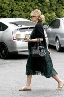 Sarah Michelle Gellar feet photo thumbnail